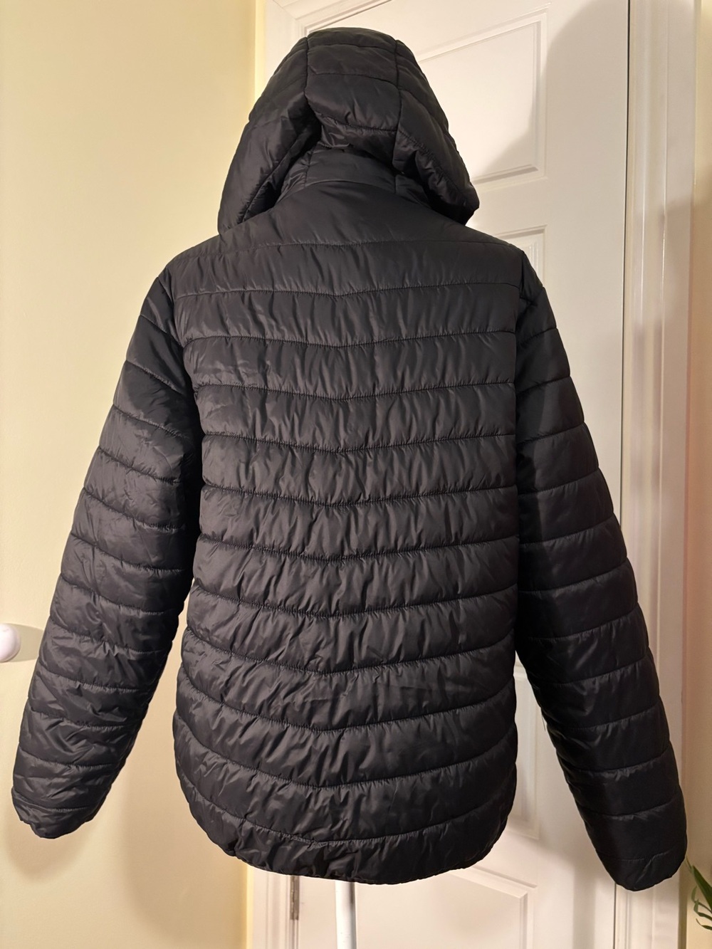 Outdoor Ventures Black Lightweight Packable Hooded Puffer Jacket in XL - Picture 3 of 5